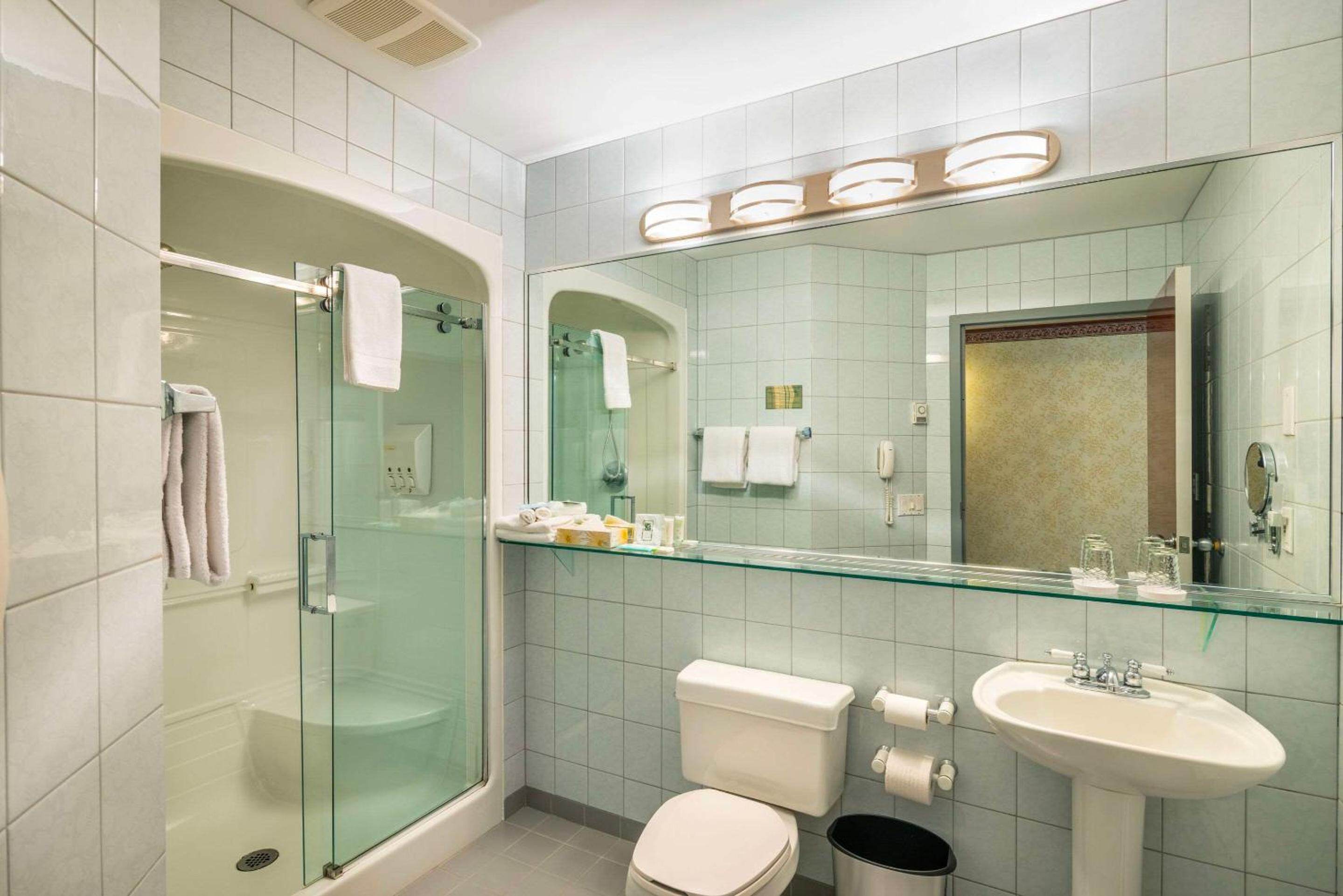 Trois-rivieres Vacations - Les Suites de Laviolette Ascend Hotel Collection - Property Image 65