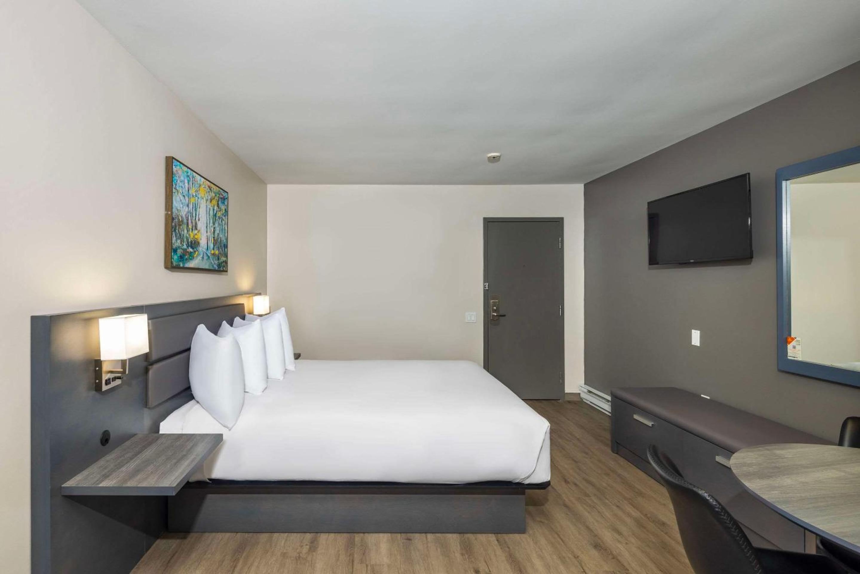 Trois-rivieres Vacations - Les Suites de Laviolette Ascend Hotel Collection - Property Image 26