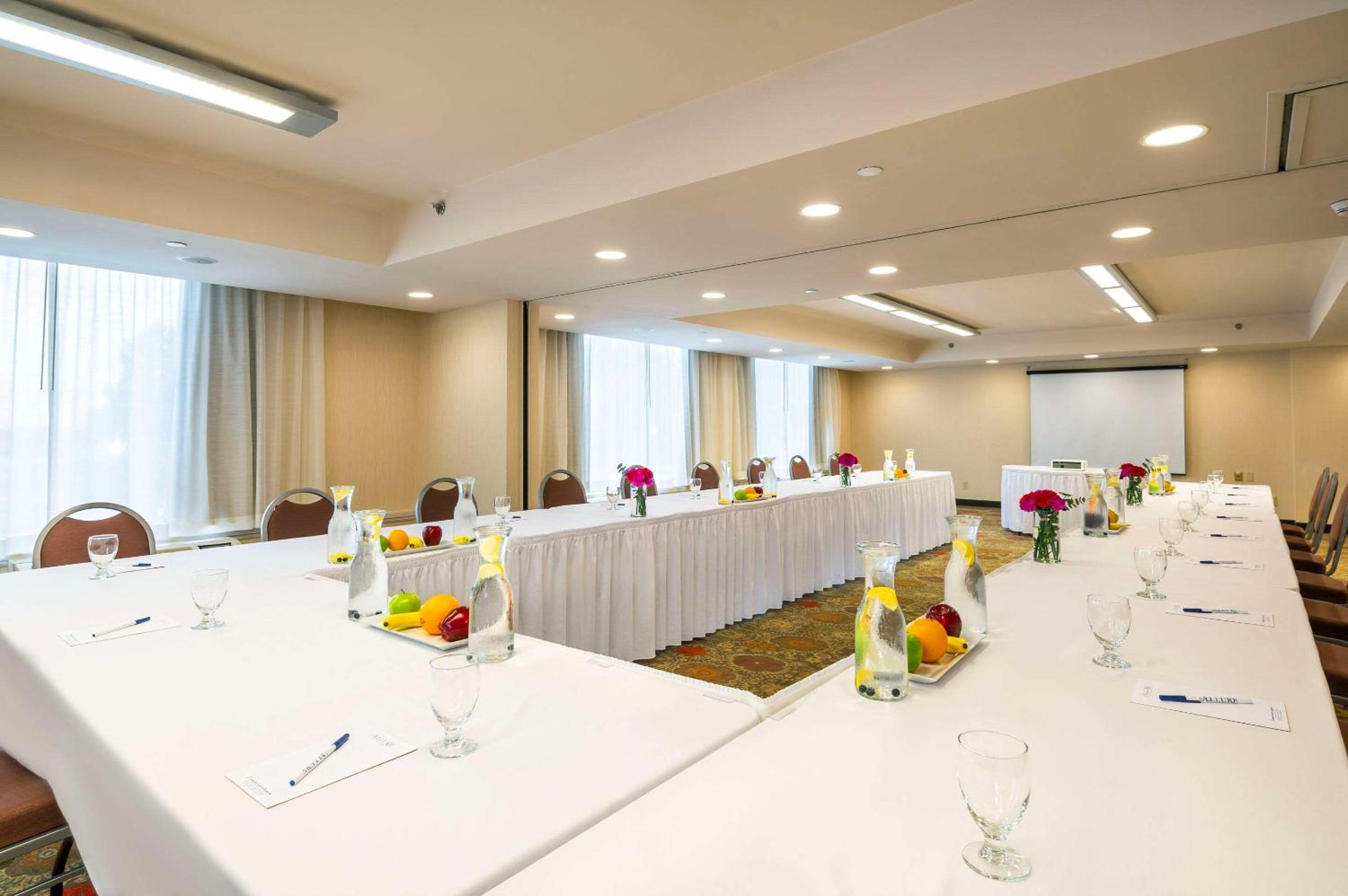 Barrie Vacations - Allure Hotel  Conference Centre, Ascend Hotel Collection - Property Image 5
