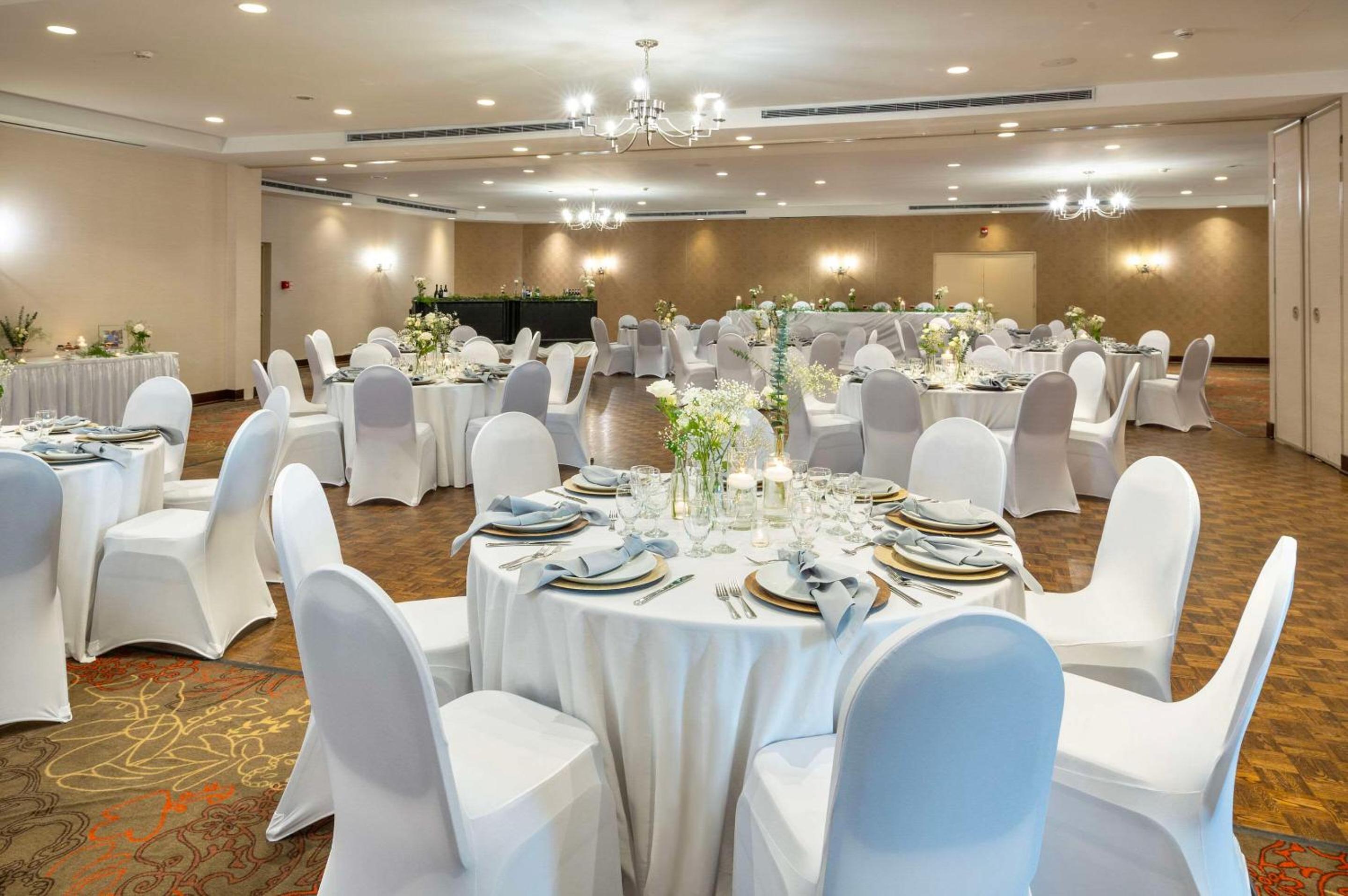 Barrie Vacations - Allure Hotel  Conference Centre, Ascend Hotel Collection - Property Image 1