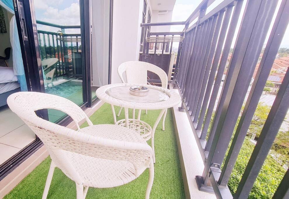 New! Romantic Cozy Suite w Bathtub near Midvalley
