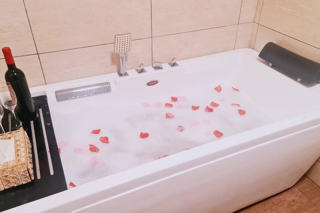 New! Romantic Cozy Suite w Bathtub near Midvalley