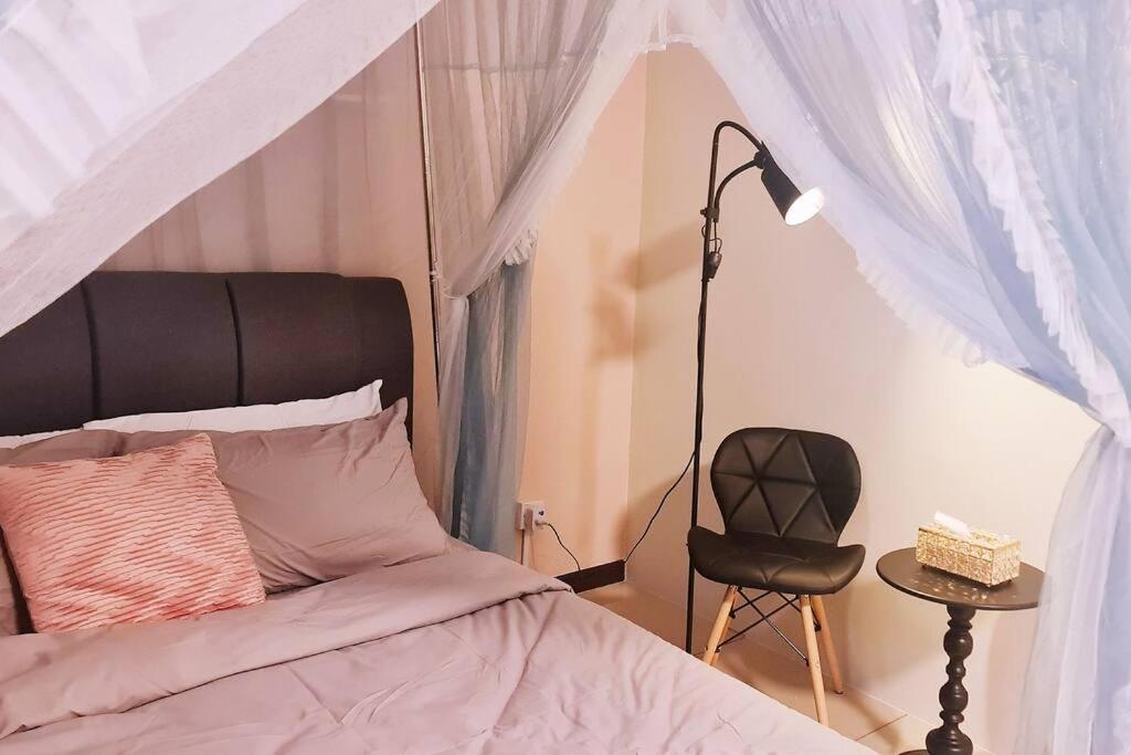 New! Romantic Cozy Suite w Bathtub near Midvalley