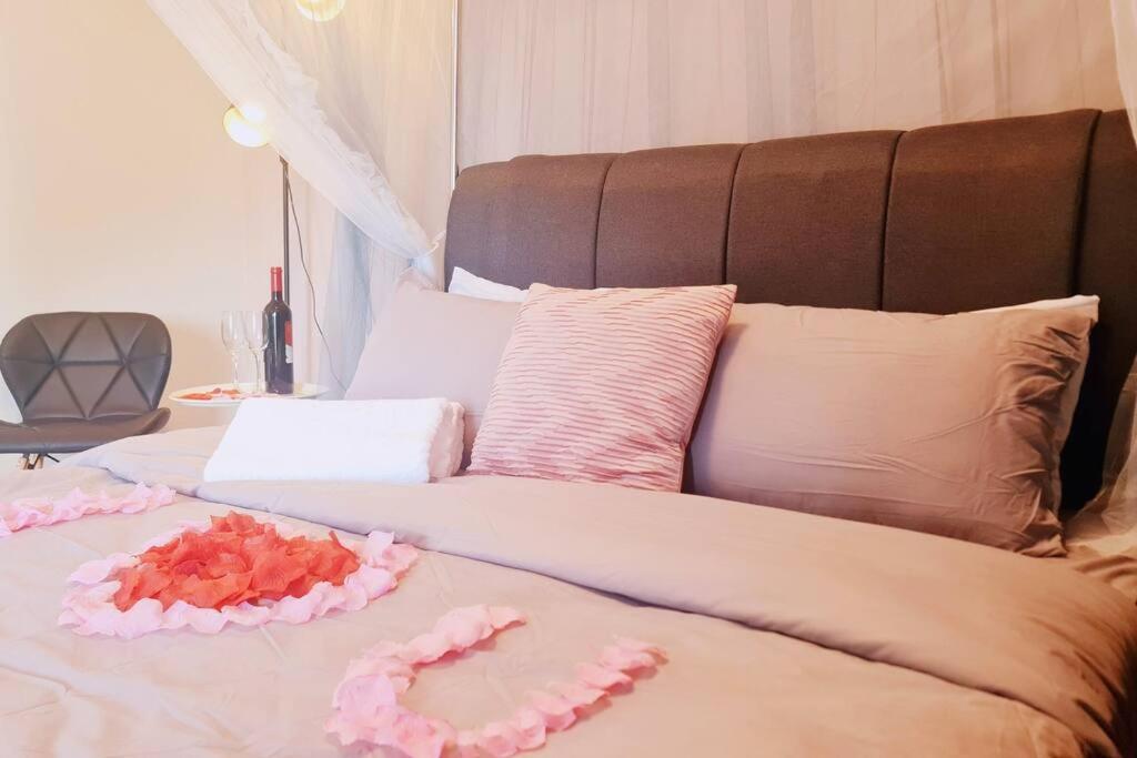 New! Romantic Cozy Suite w Bathtub near Midvalley