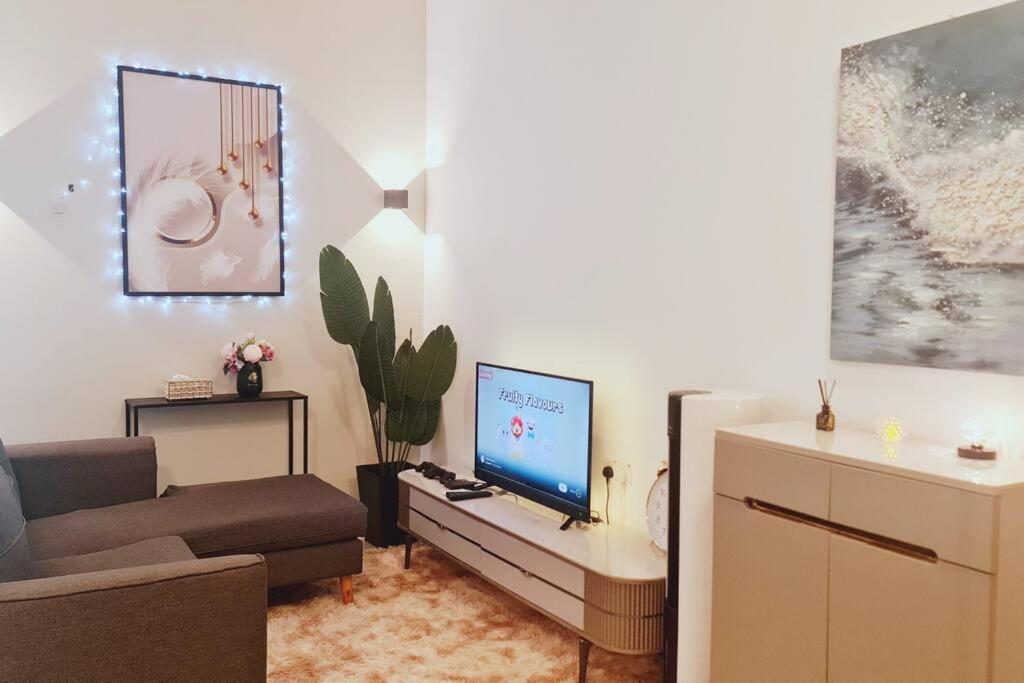 New! Romantic Cozy Suite w Bathtub near Midvalley