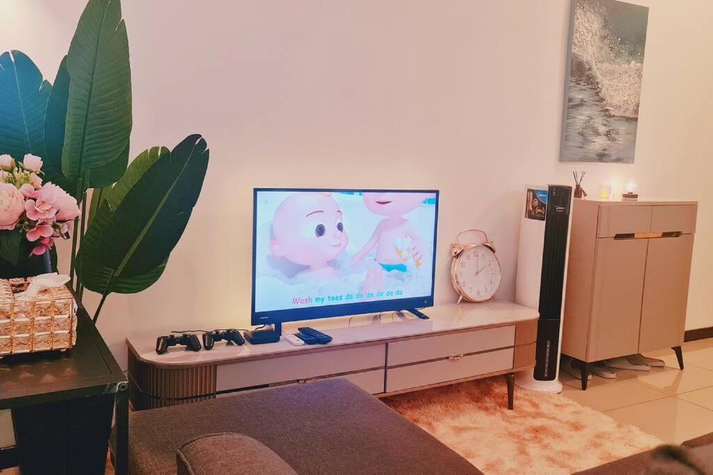 New! Romantic Cozy Suite w Bathtub near Midvalley