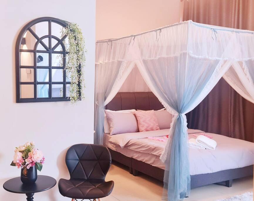 New! Romantic Cozy Suite w Bathtub near Midvalley
