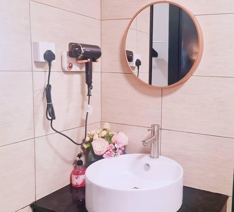 New! Romantic Cozy Suite w Bathtub near Midvalley