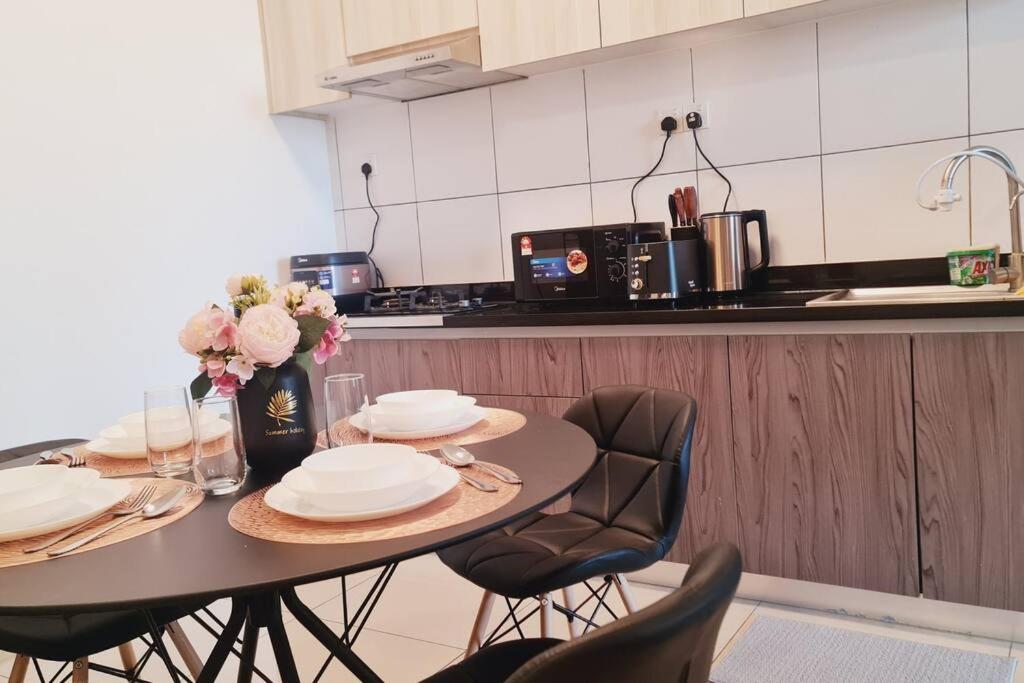 New! Romantic Cozy Suite w Bathtub near Midvalley