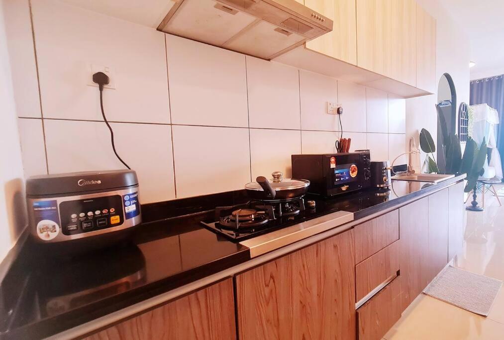 New! Romantic Cozy Suite w Bathtub near Midvalley