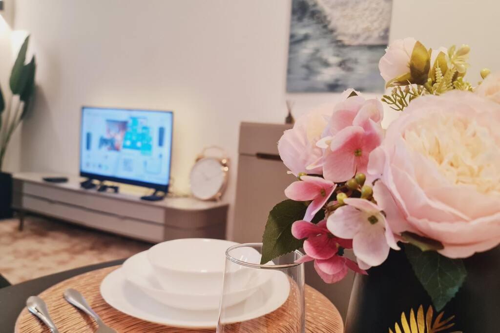 New! Romantic Cozy Suite w Bathtub near Midvalley
