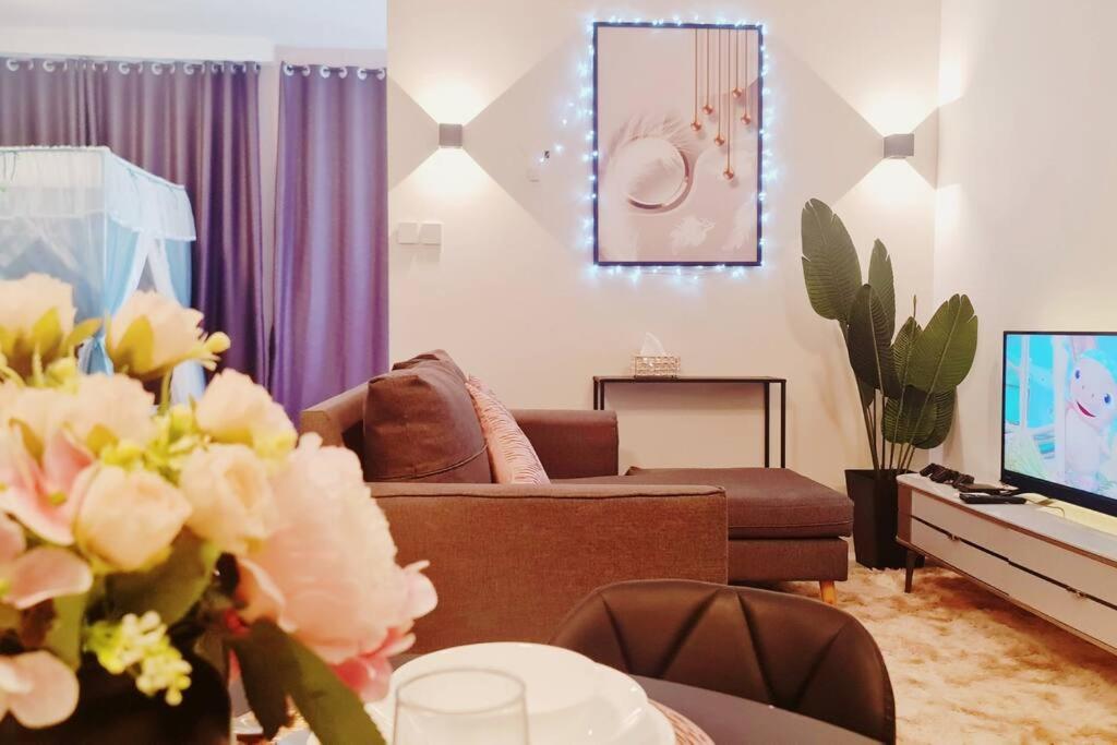 New! Romantic Cozy Suite w Bathtub near Midvalley