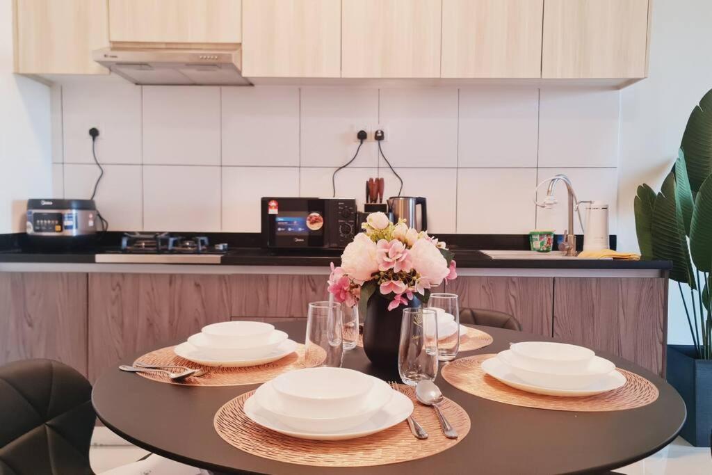 New! Romantic Cozy Suite w Bathtub near Midvalley