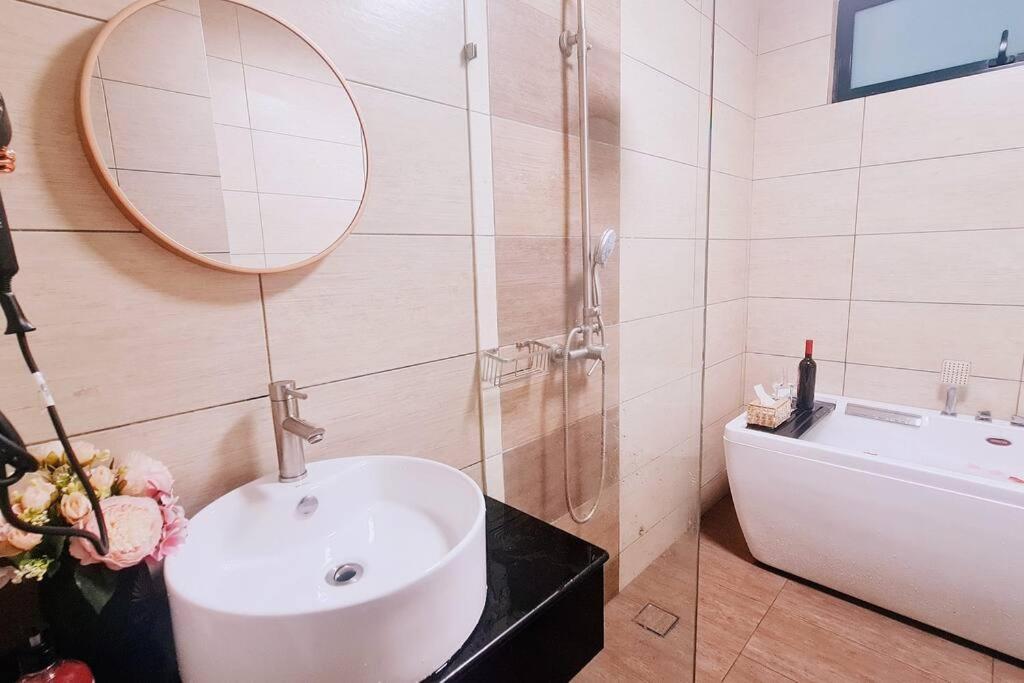New! Romantic Cozy Suite w Bathtub near Midvalley