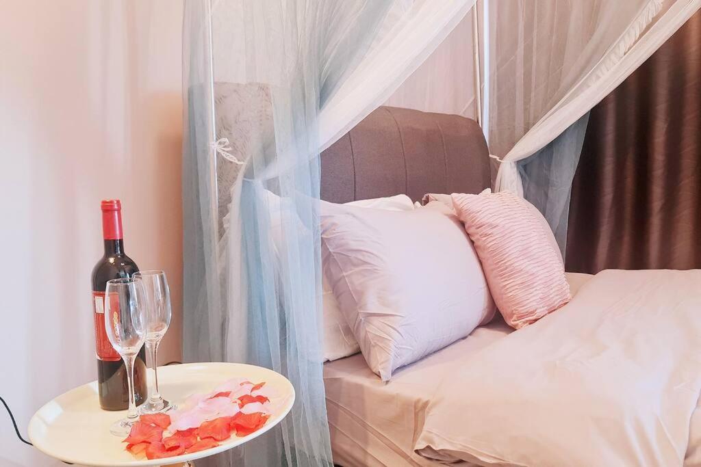 New! Romantic Cozy Suite w Bathtub near Midvalley