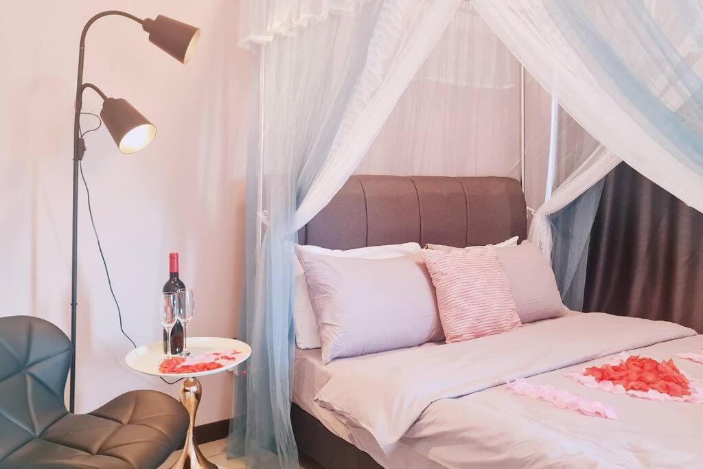 New! Romantic Cozy Suite w Bathtub near Midvalley
