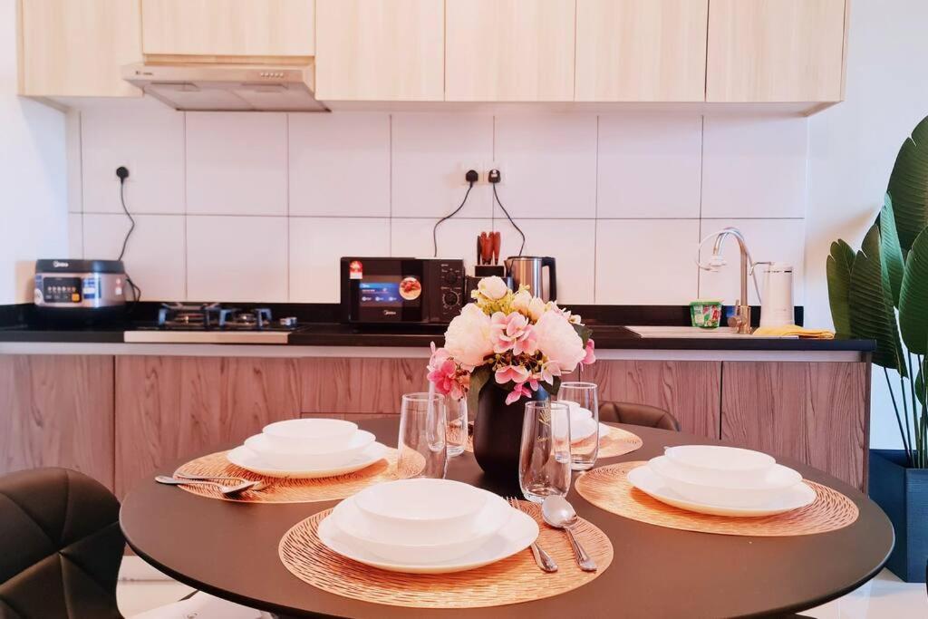 New! Romantic Cozy Suite w Bathtub near Midvalley