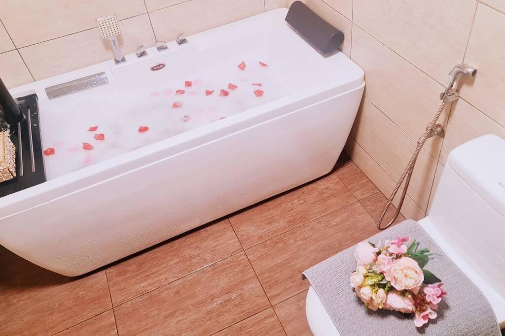 New! Romantic Cozy Suite w Bathtub near Midvalley