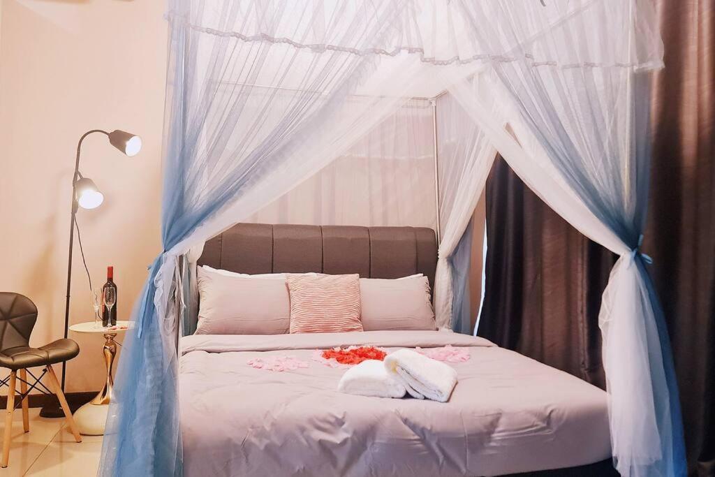 New! Romantic Cozy Suite w Bathtub near Midvalley
