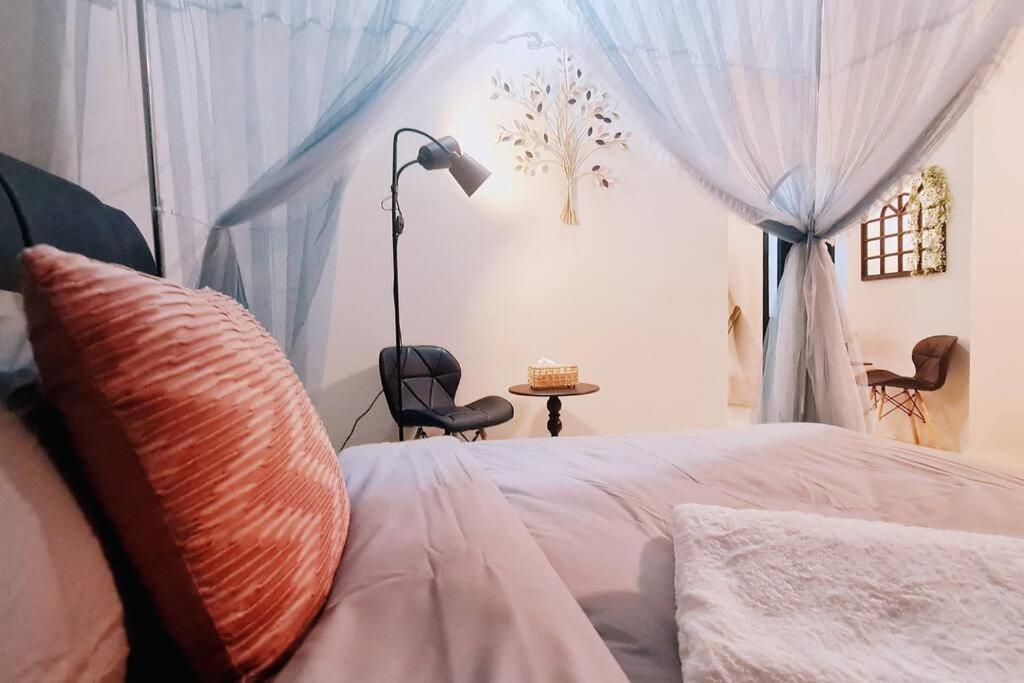 New! Romantic Cozy Suite w Bathtub near Midvalley