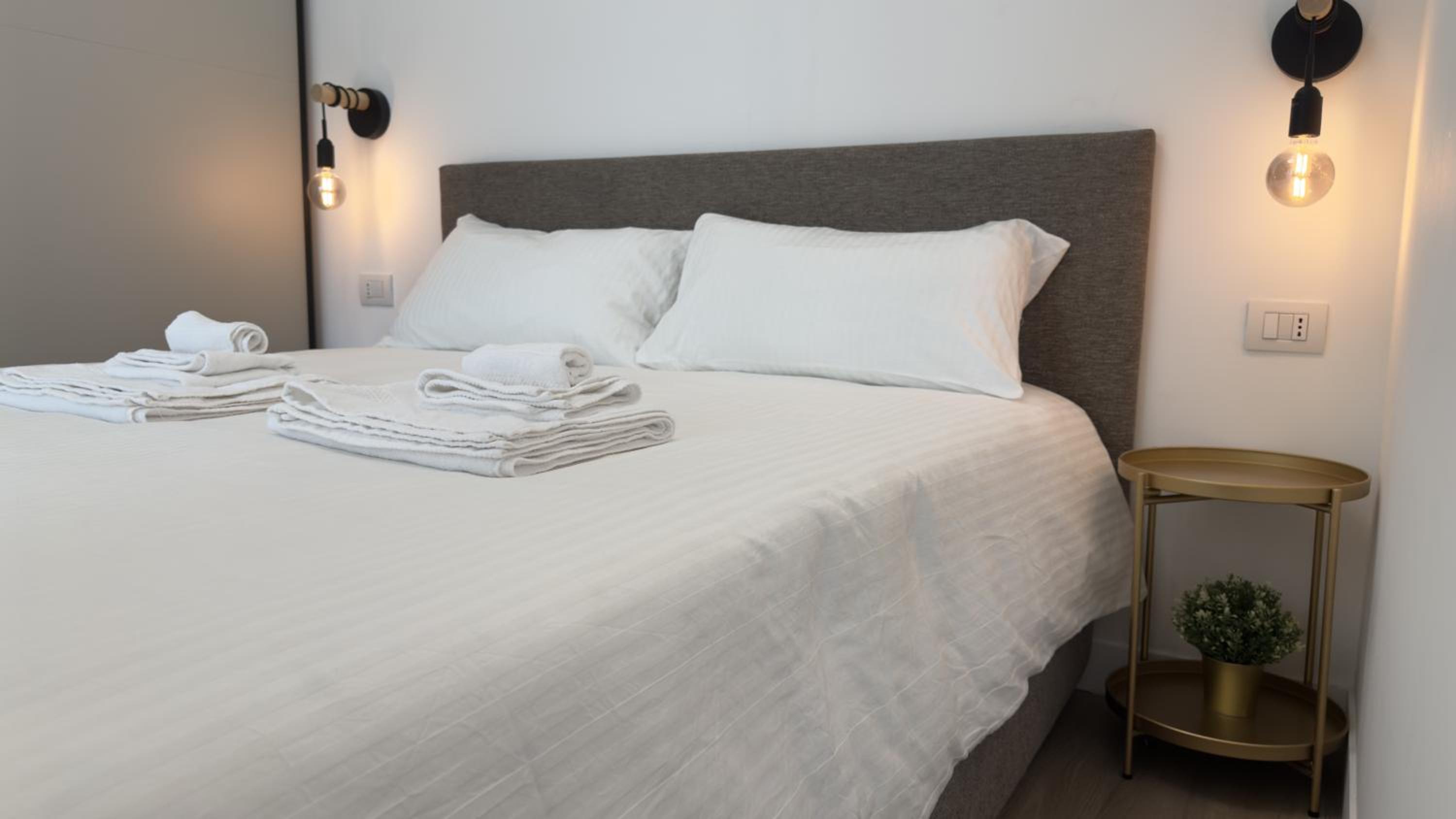 Teodorico Apartments - Quiet Garden View Apartment with Parking