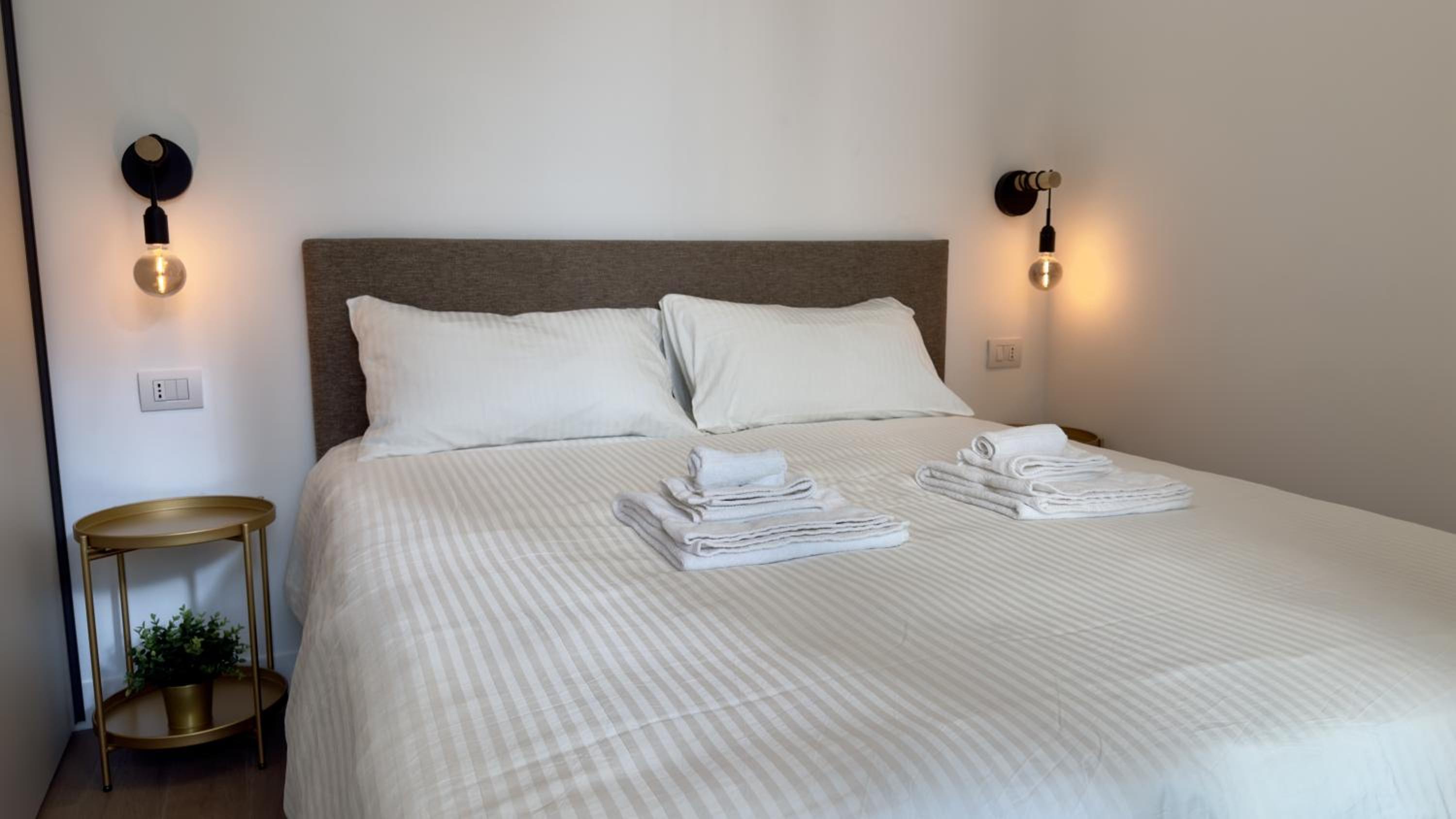 Teodorico Apartments - Quiet Garden View Apartment with Parking