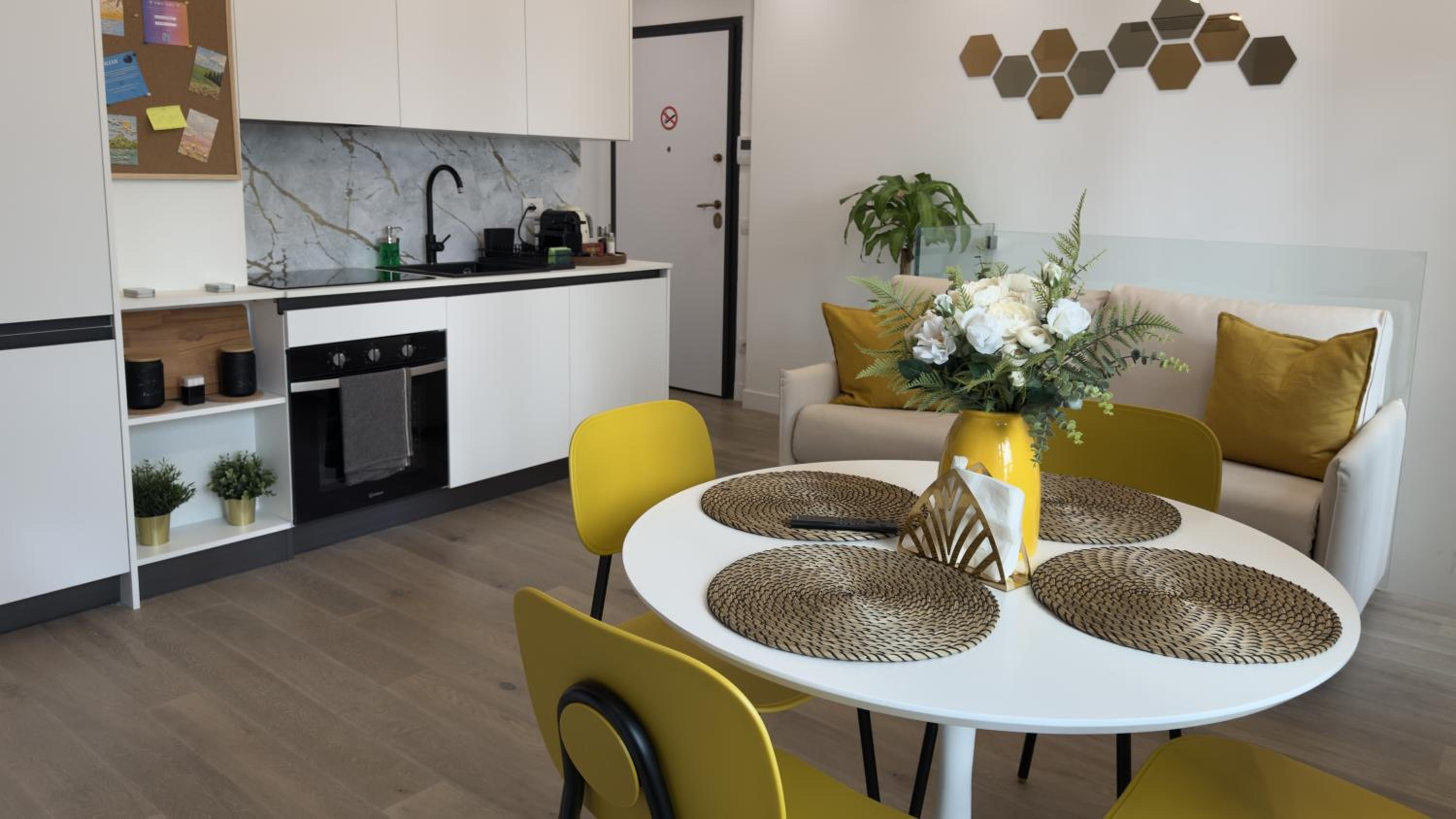 Teodorico Apartments - Quiet Garden View Apartment with Parking