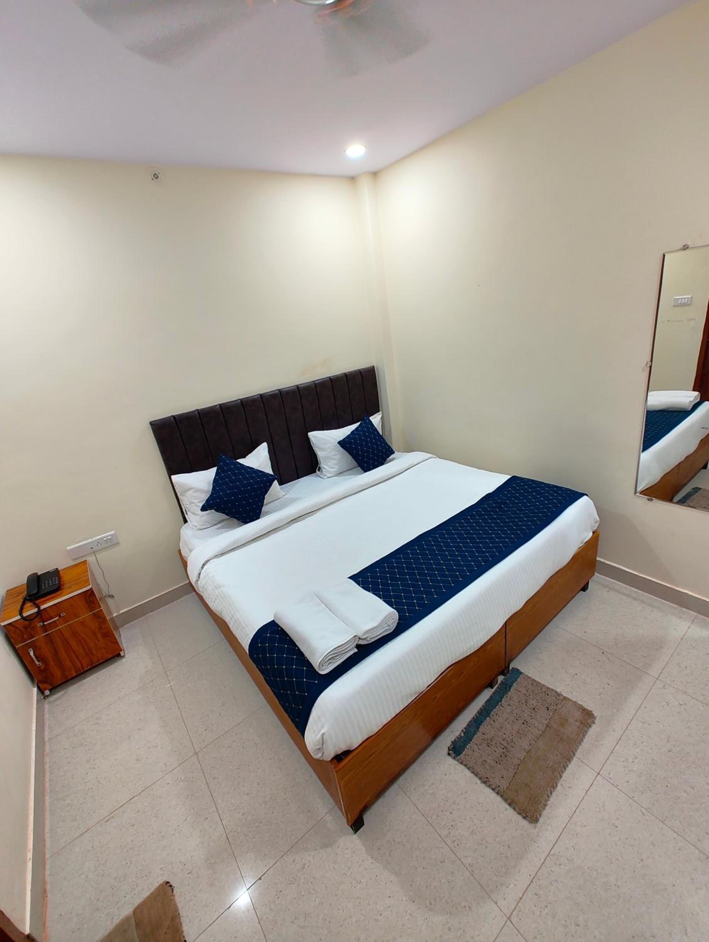 Hotel Kashi Grand Inn ! Varanasi - Best location Near Shree Kashi Viswanath Temple and Ganga Arti Dashawamedh Ghat ! Providing Air conditioned Hotel and We view 3