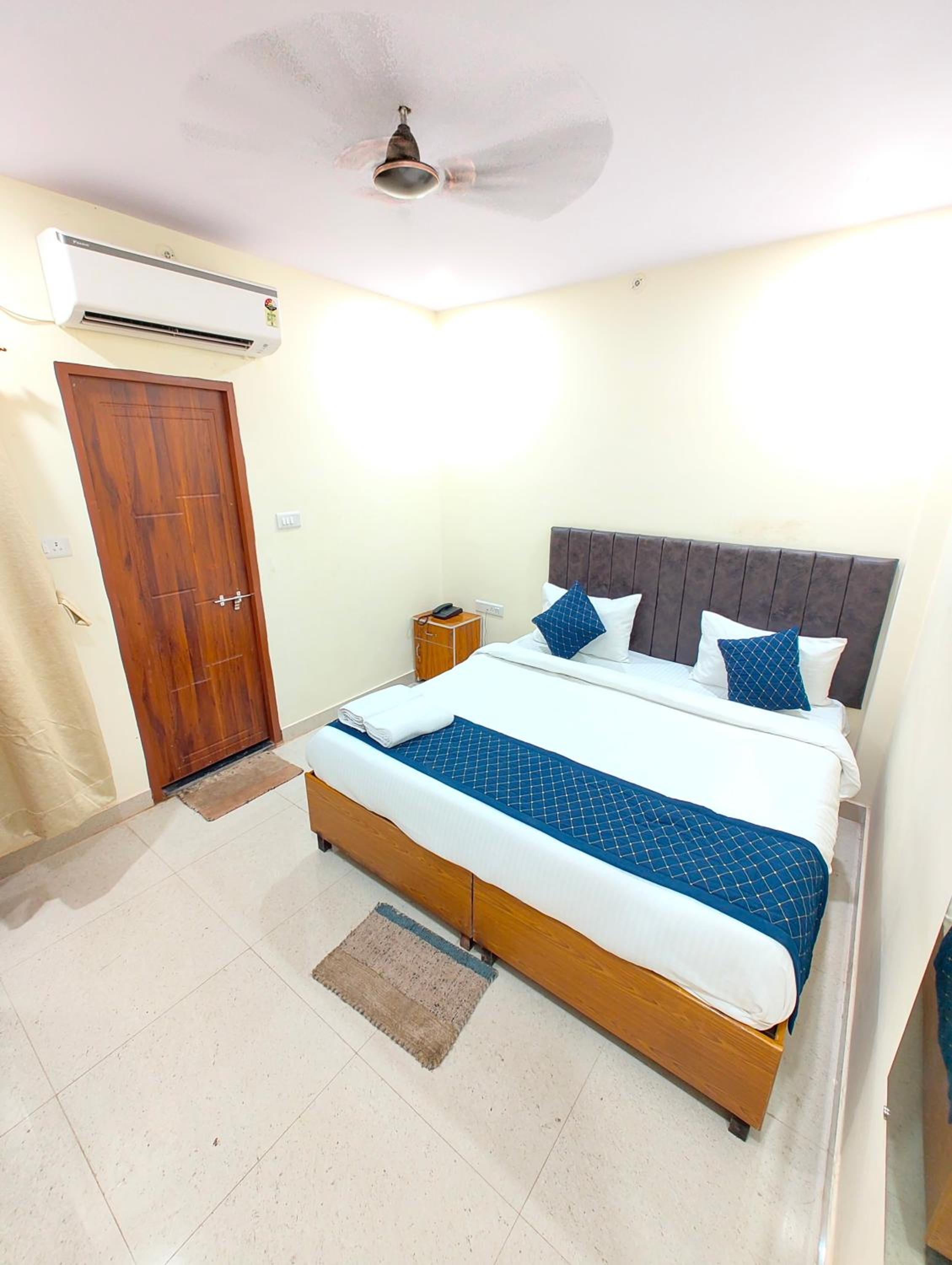 Hotel Kashi Grand Inn ! Varanasi - Best location Near Shree Kashi Viswanath Temple and Ganga Arti Dashawamedh Ghat ! Providing Air conditioned Hotel and We view 5