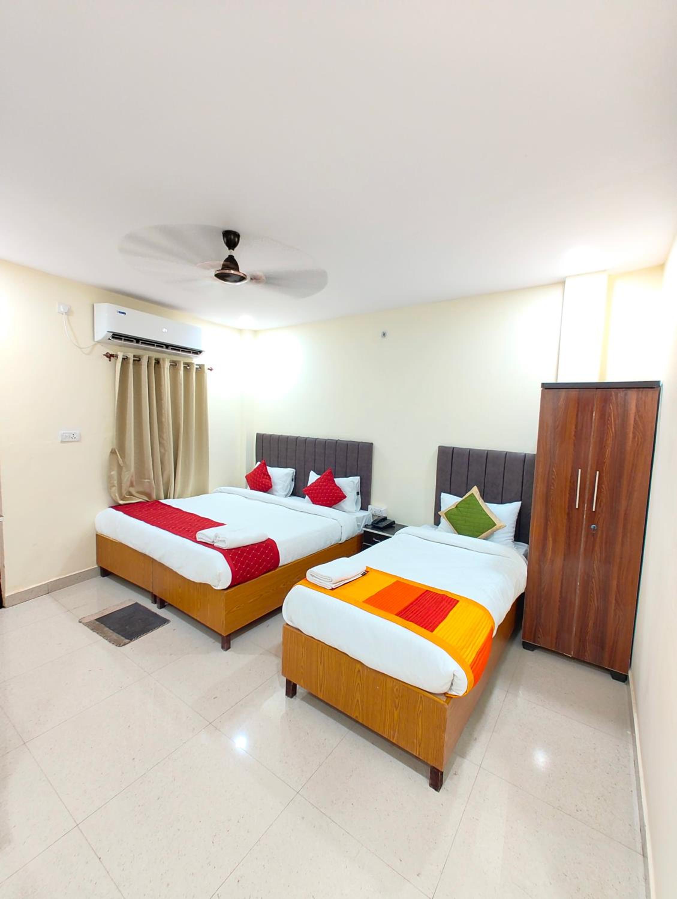 Hotel Kashi Grand Inn ! Varanasi - Best location Near Shree Kashi Viswanath Temple and Ganga Arti Dashawamedh Ghat ! Providing Air conditioned Hotel and We view 4