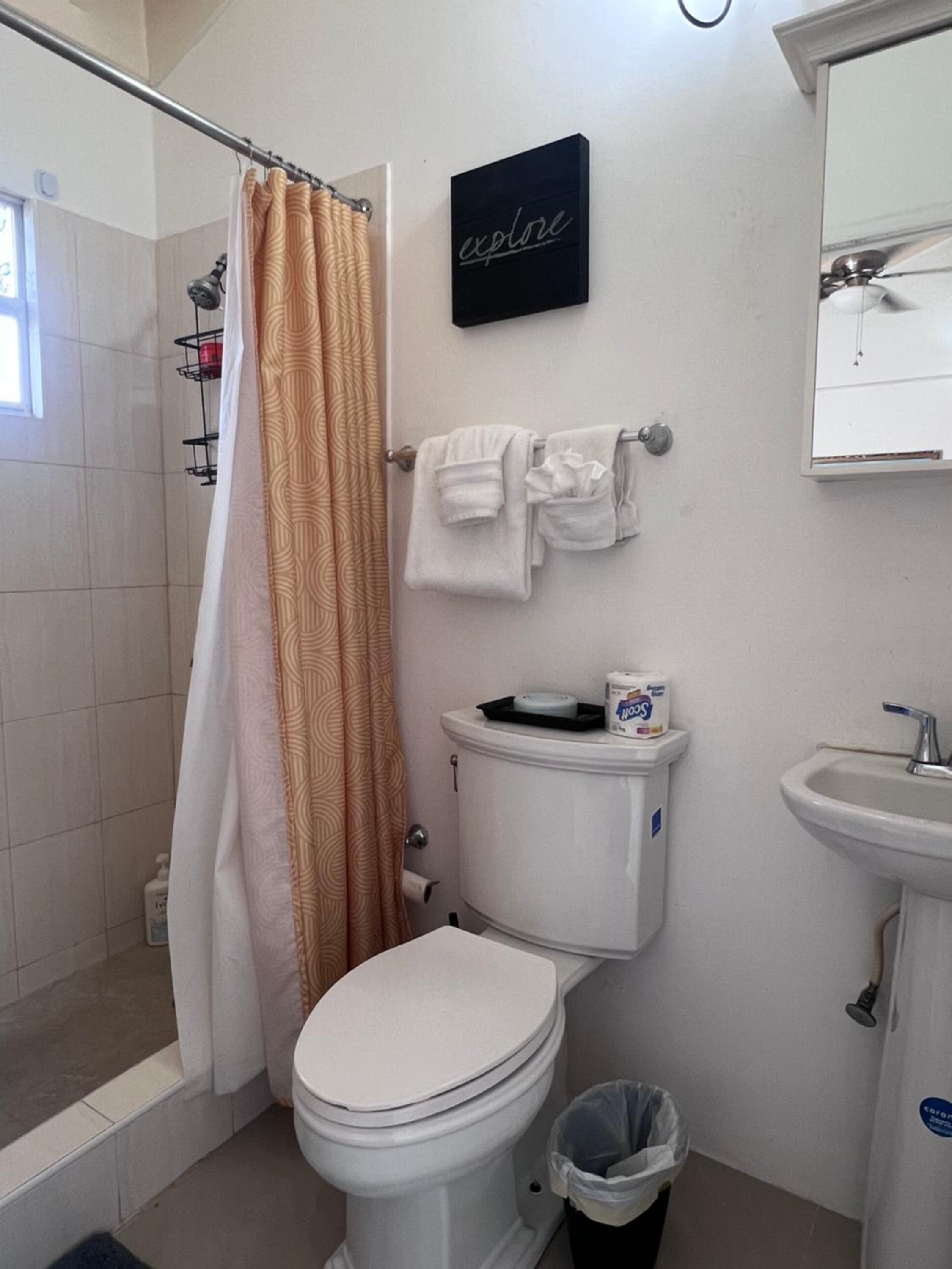 Bungalow Studio WiFi & hot water view 4