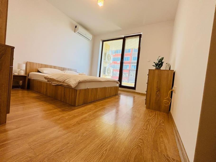 Bright New Apartment With Parking At The Center!