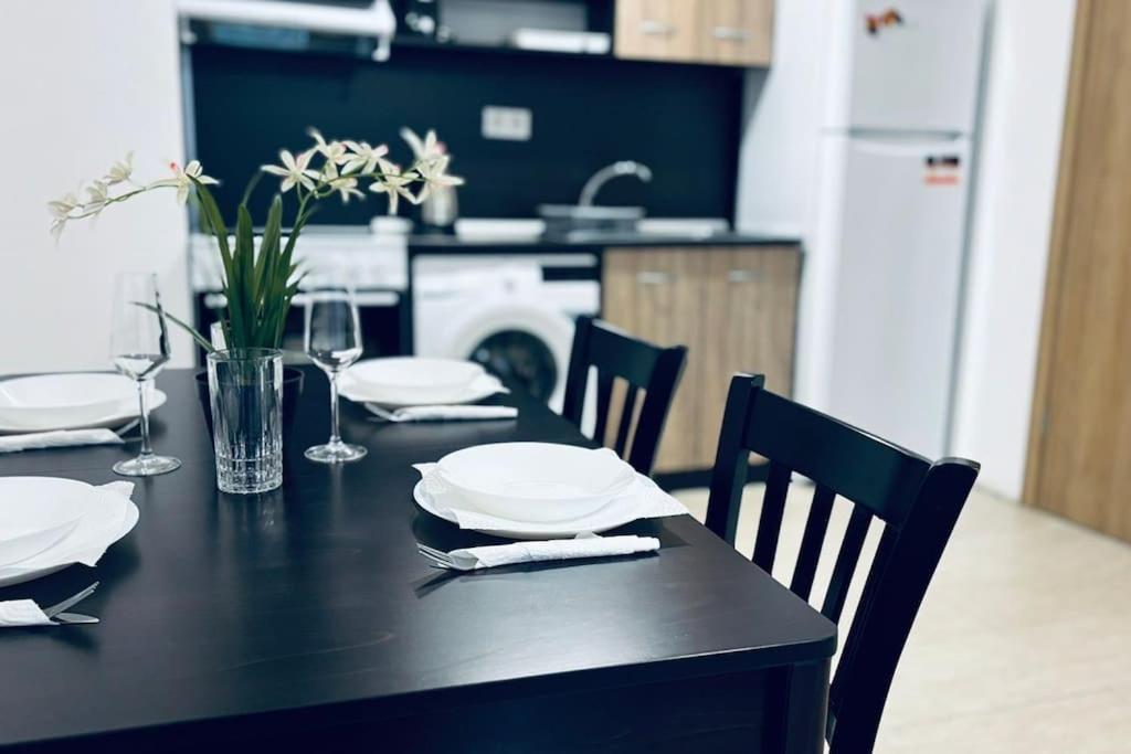 Bright New Apartment With Parking At The Center!