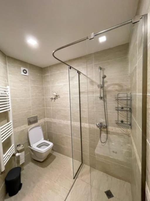 Bright New Apartment With Parking At The Center!