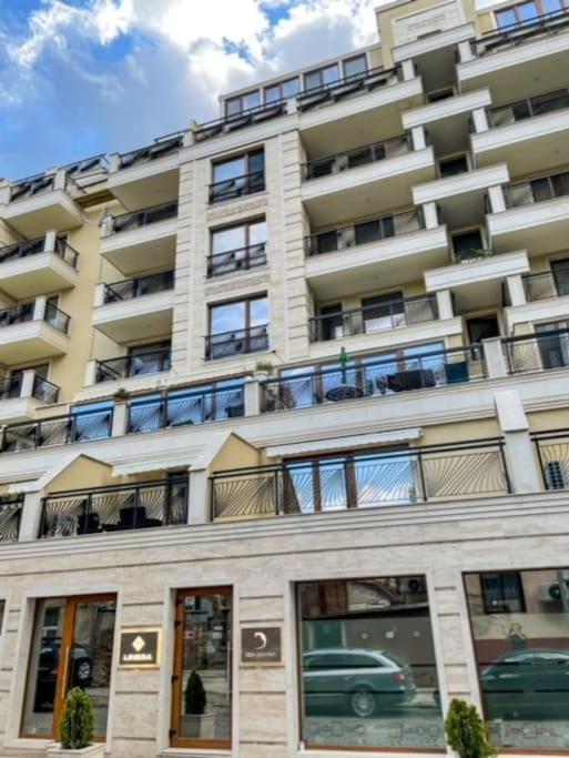 Bright New Apartment With Parking At The Center!