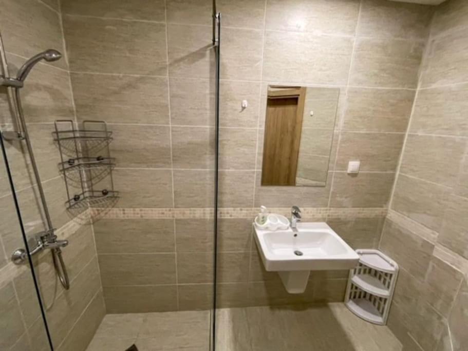 Bright New Apartment With Parking At The Center!