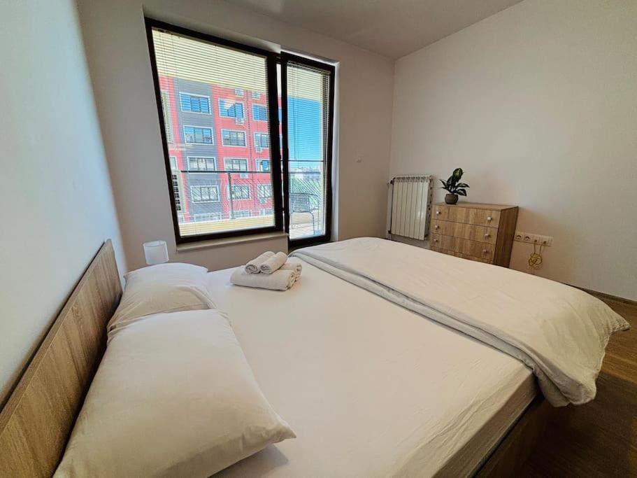 Bright New Apartment With Parking At The Center!