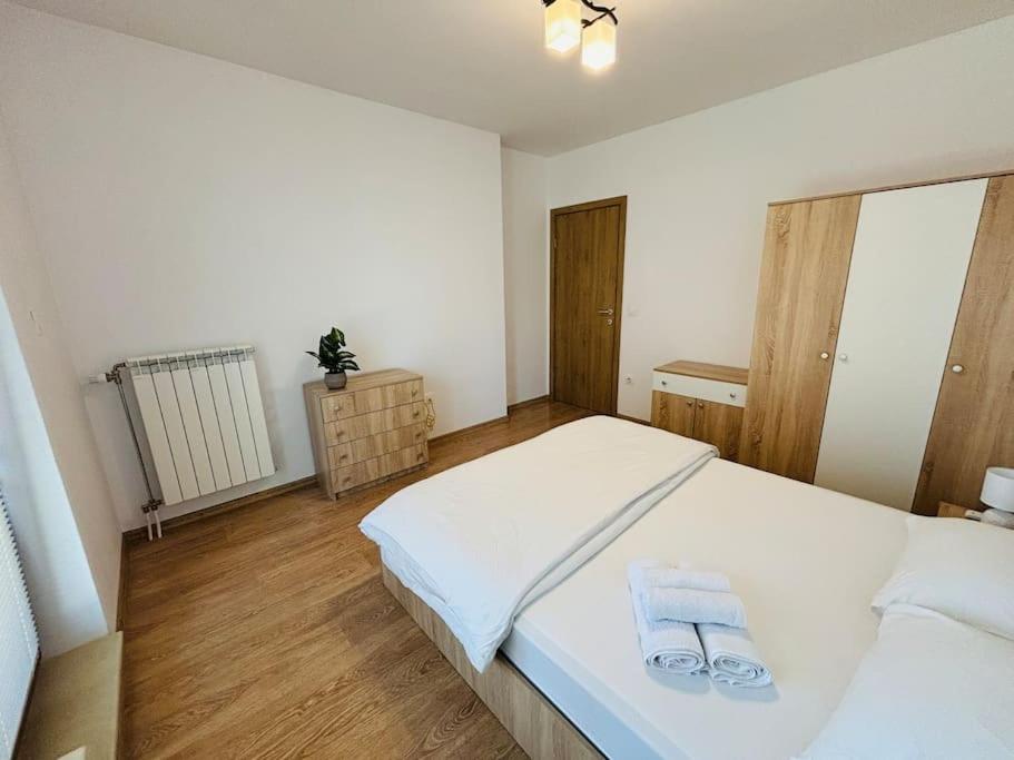 Bright New Apartment With Parking At The Center!