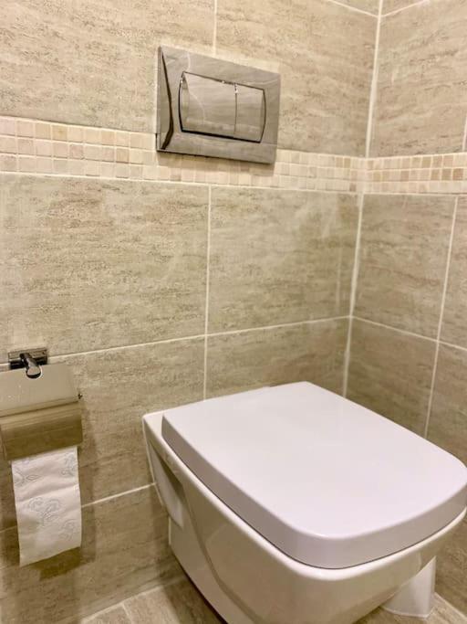 Bright New Apartment With Parking At The Center!