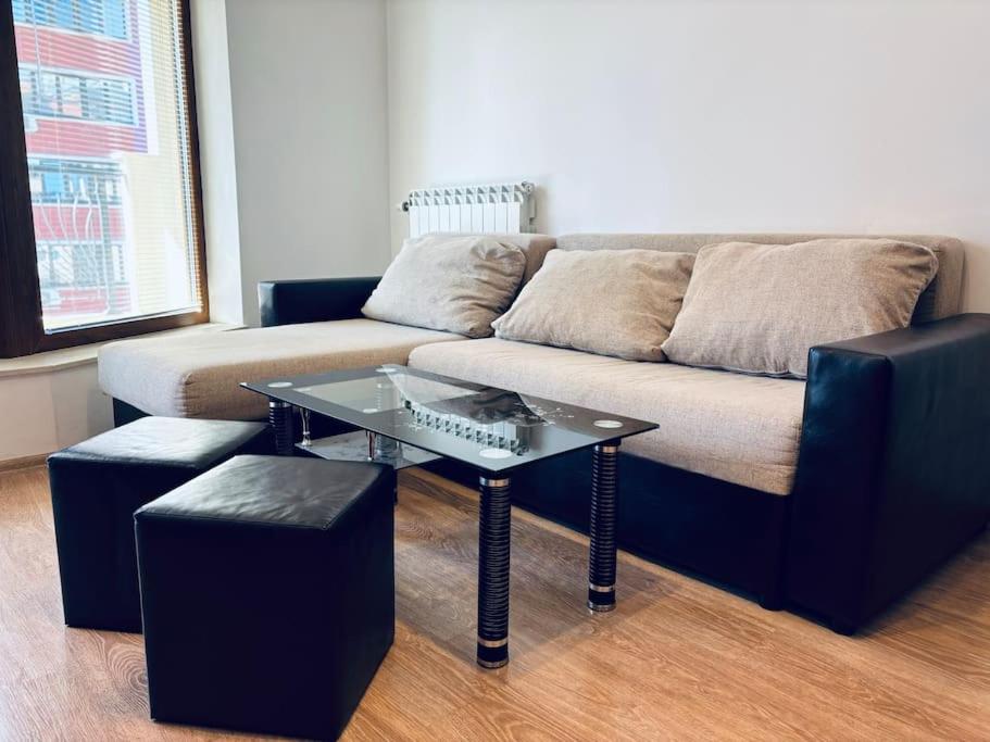 Bright New Apartment With Parking At The Center!