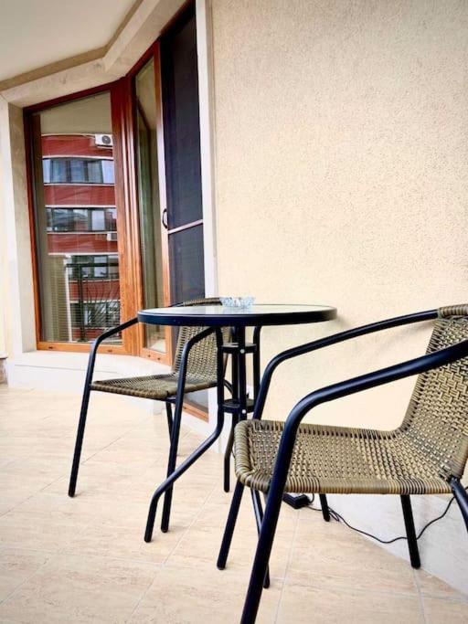 Bright New Apartment With Parking At The Center!