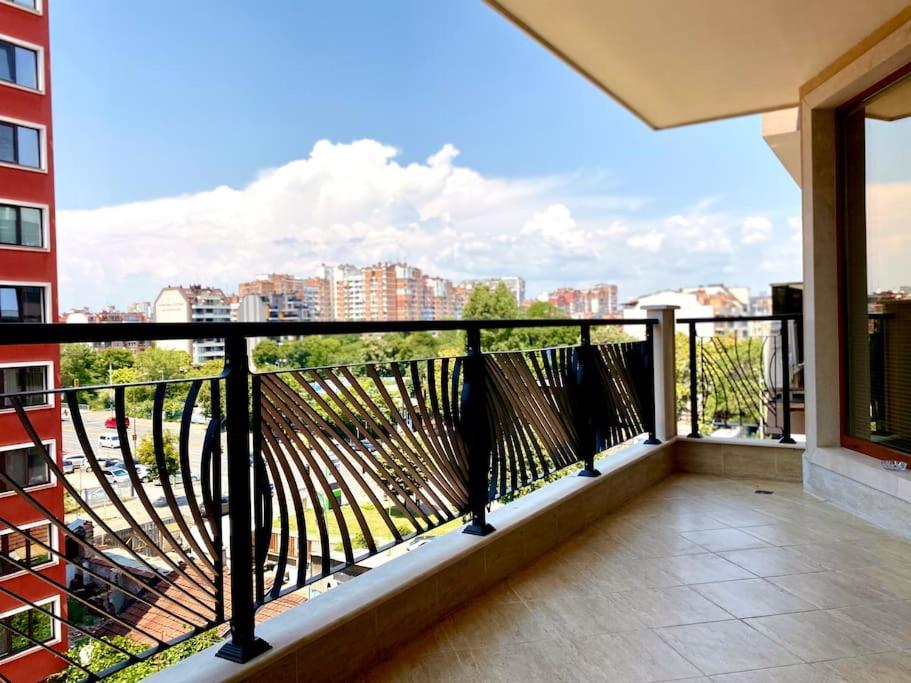 Bright New Apartment With Parking At The Center!