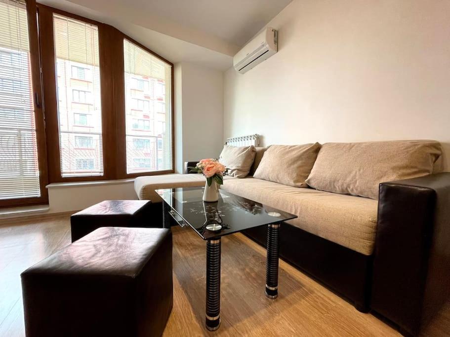 Bright New Apartment With Parking At The Center!