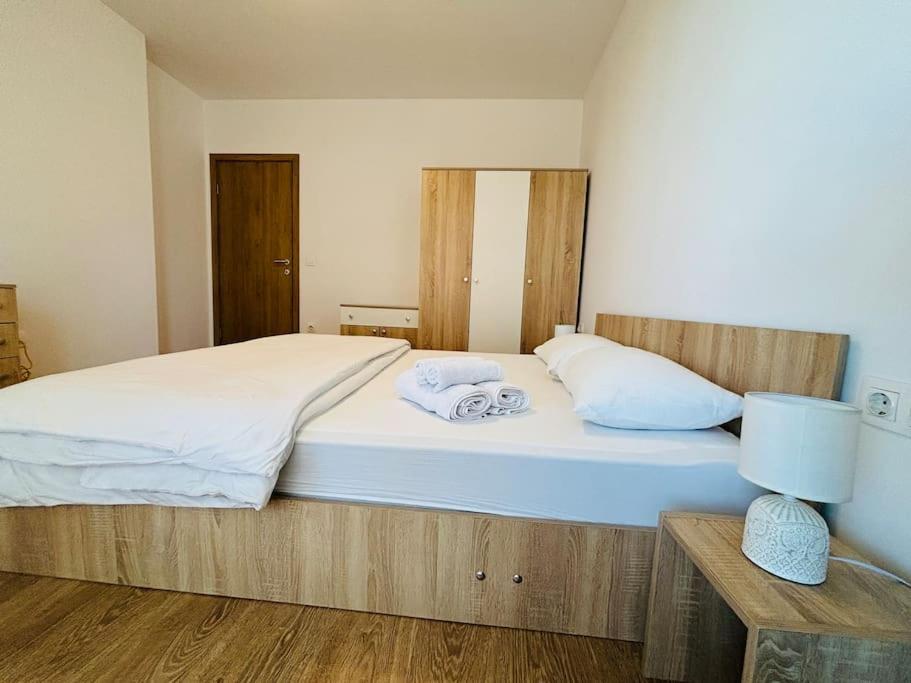 Bright New Apartment With Parking At The Center!