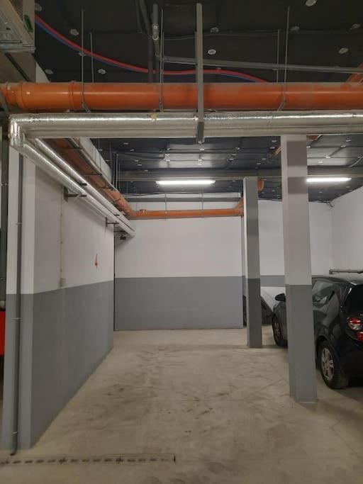 Bright New Apartment With Parking At The Center!