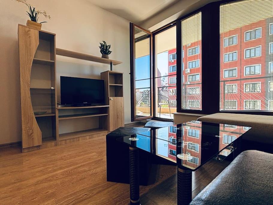 Bright New Apartment With Parking At The Center!