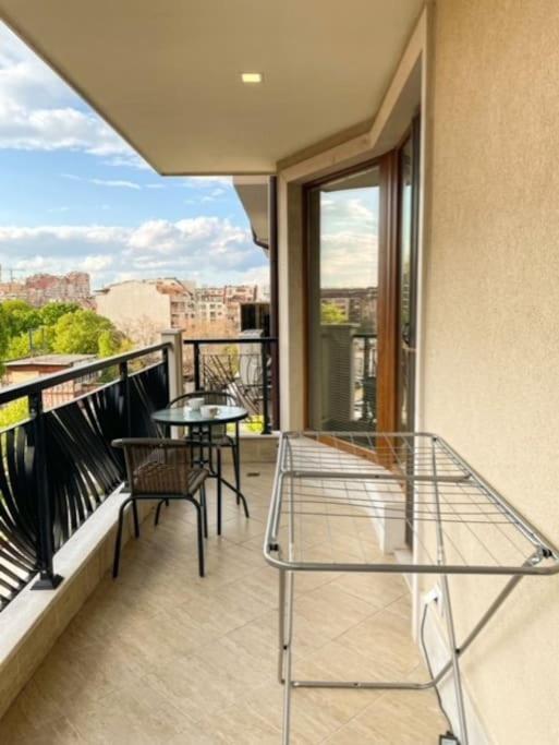 Bright New Apartment With Parking At The Center!