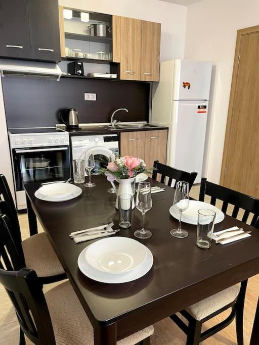 Bright New Apartment With Parking At The Center!