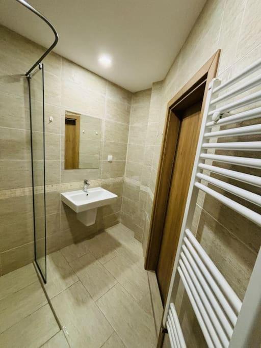 Bright New Apartment With Parking At The Center!