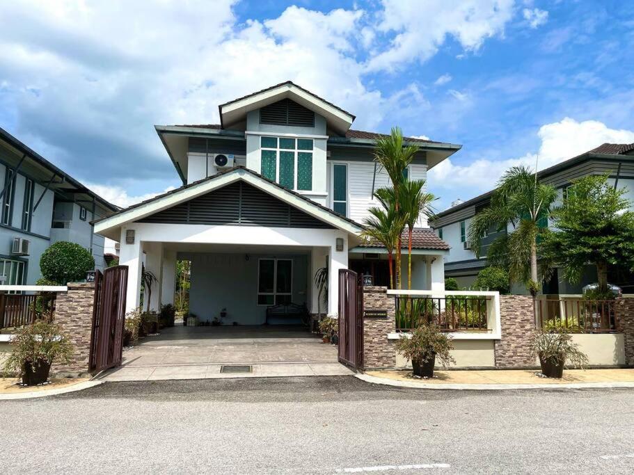 Bungalow in exclusive area photo 1
